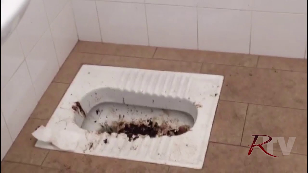 Bagni pubblici come un letamaio a Sambuca, brutta immagine del Borgo dei Borghi
