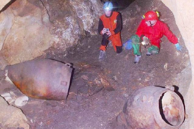 Il vino italiano più vecchio ha 6.000 anni: tracce chimiche rinvenute in una grotta del Monte Kronio
