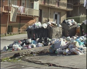 Lasciano bollette e scontrini nei sacchetti di rifiuti, incivili individuati e sanzionati a Siculiana