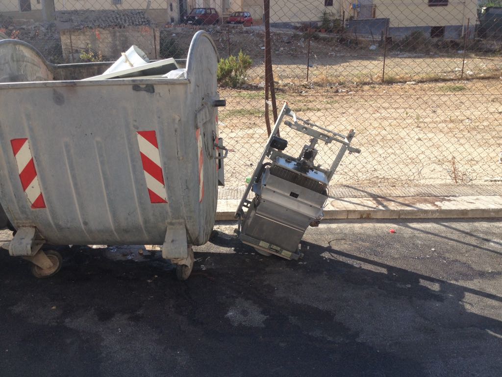 La vecchia caldaia nei rifiuti urbani, l'ultima beffa tra il pattume