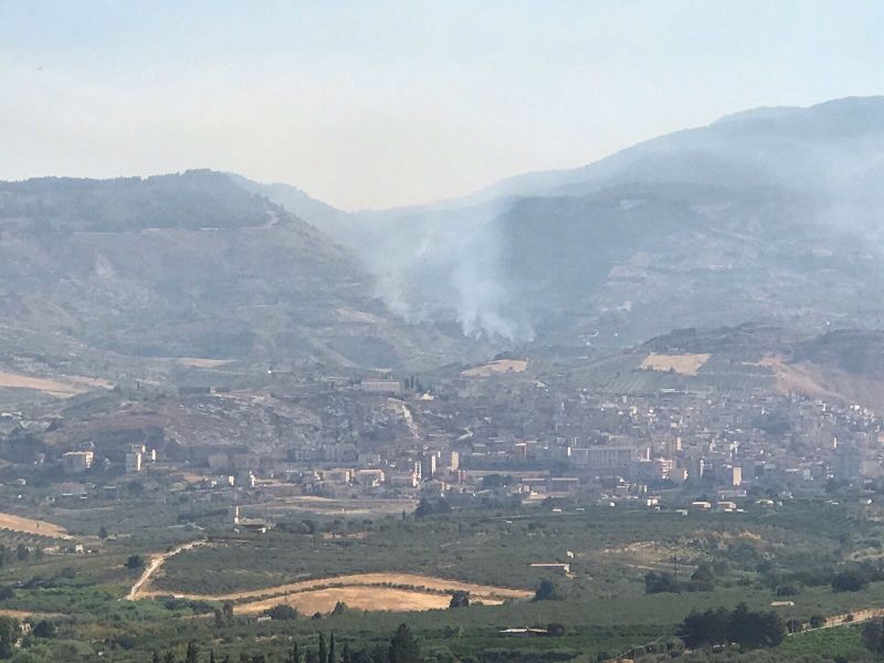 Canadair in azione nell'area boschiva di Burgio per spegnere un vasto incendio
