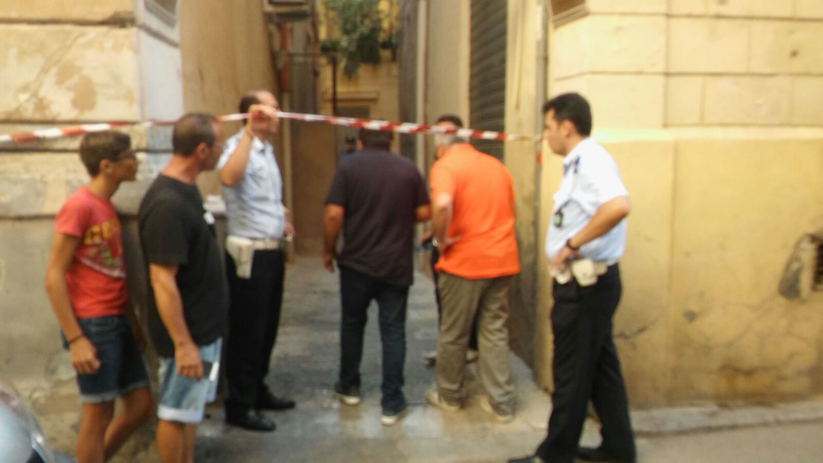 Cede il tetto di una casa in vicolo Cappellino, due feriti non gravi