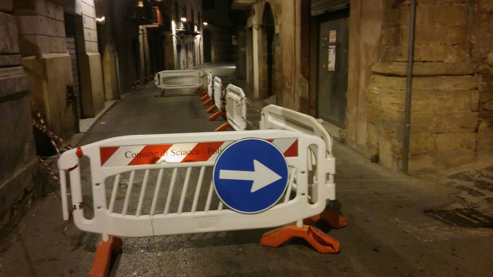 Il cedimento di un tetto in vicolo Cappellino, chiusa al transito via Licata