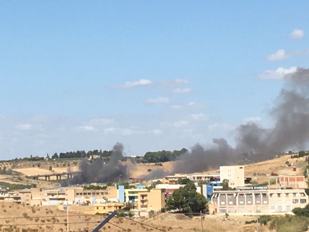 Incendio a Bordea, fiamme in un terreno privato