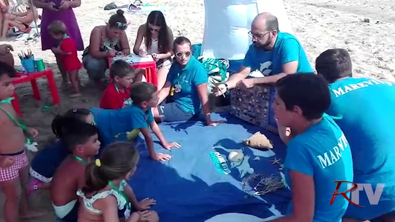 Operatori di Marevivo al lavoro con i bimbi in spiaggia con un mini laboratorio di biologia marina per il Blue Day