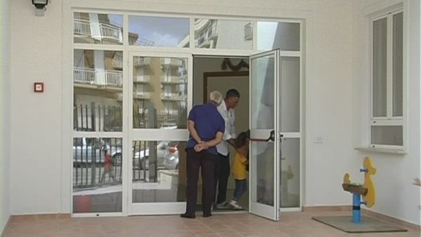 Primo giorno di scuola: il sindaco augura "buon viaggio" agli studenti, ma il centrodestra la accusa di poca attenzione al settore