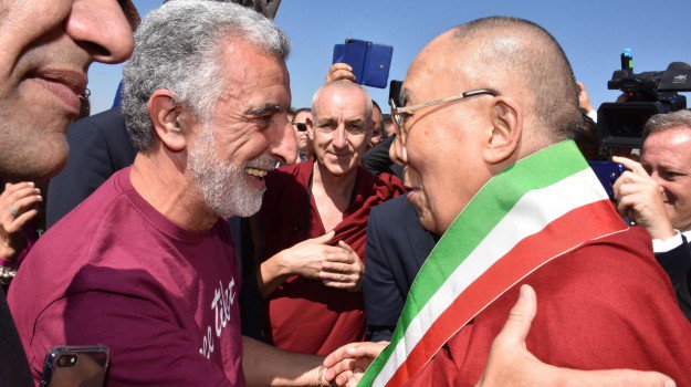 Viaggio in Sicilia del Dalai Lama, tappa a Messina, Taormina e Palermo