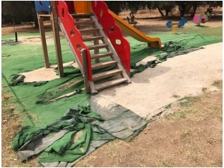 I consiglieri del Movimento 5 Stelle: "Sostituiamo a nostre spese il tappetino del parco giochi"
