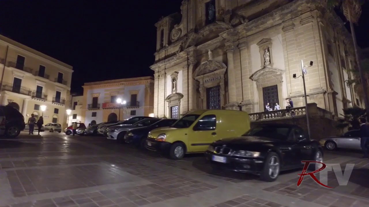Macchine parcheggiate in piazza Duomo quando l'abitudine e' dura a morire