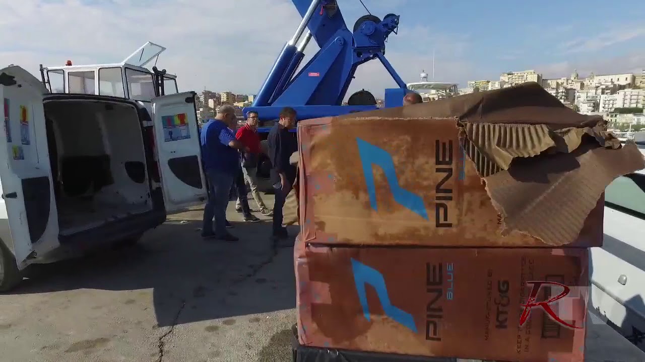 Carico di sigarette di contrabbando abbandonato in mare recuperato dalla Guardia di Finanza di Sciacca
