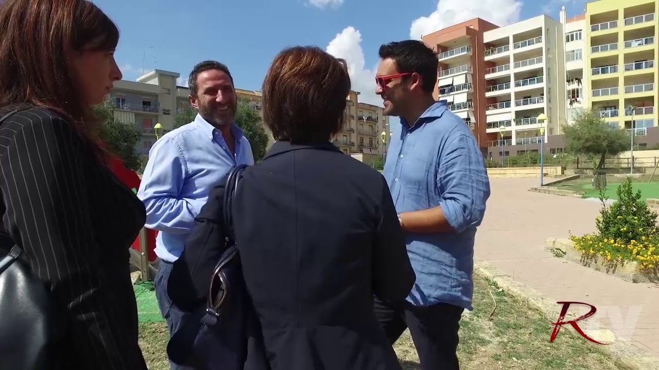 Il sindaco Valenti arriva al parco giochi della Perriera e annuncia: "Subito il tappeto verde"