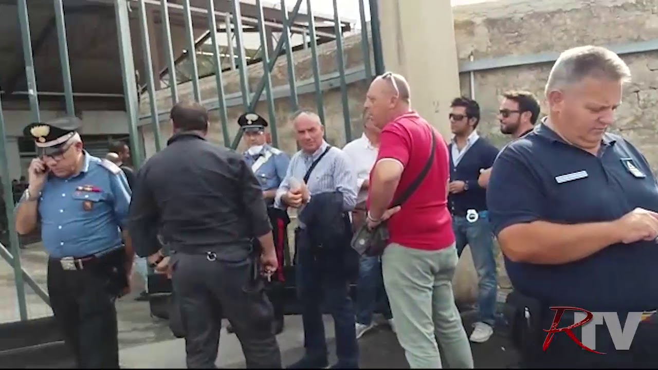 I migranti sbarcati oggi trasferiti allo stadio, più tardi ad Agrigento