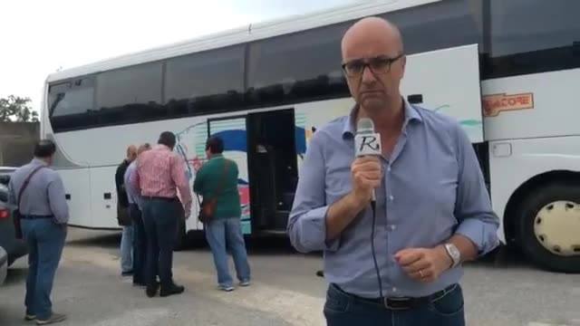 Il momento della partenza dei migranti dallo stadio comunale di Sciacca (video)