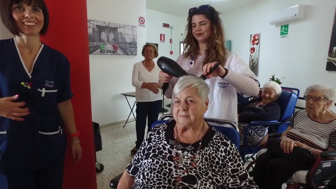 Gli allievi parrucchieri dell'Euroform acconciano gli ospiti della Casa Albergo Trinacria