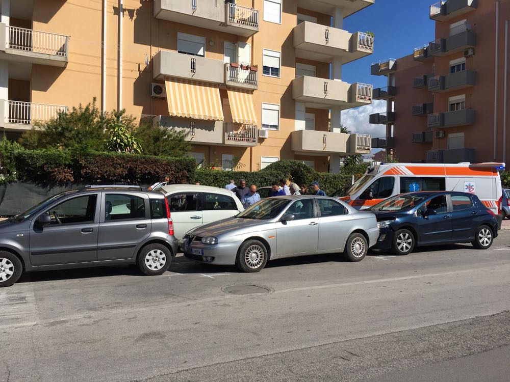 Tamponamento a catena al semaforo di via Sciascia: per fortuna nessun ferito