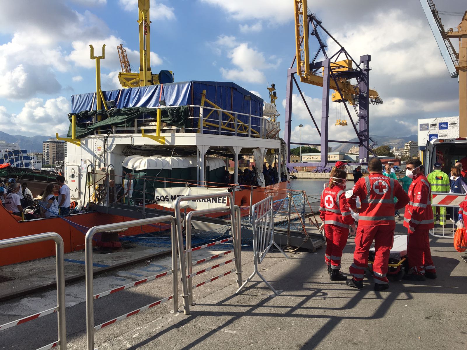 La nave ribattezzata "dei bimbi migranti" è approdata a Palermo