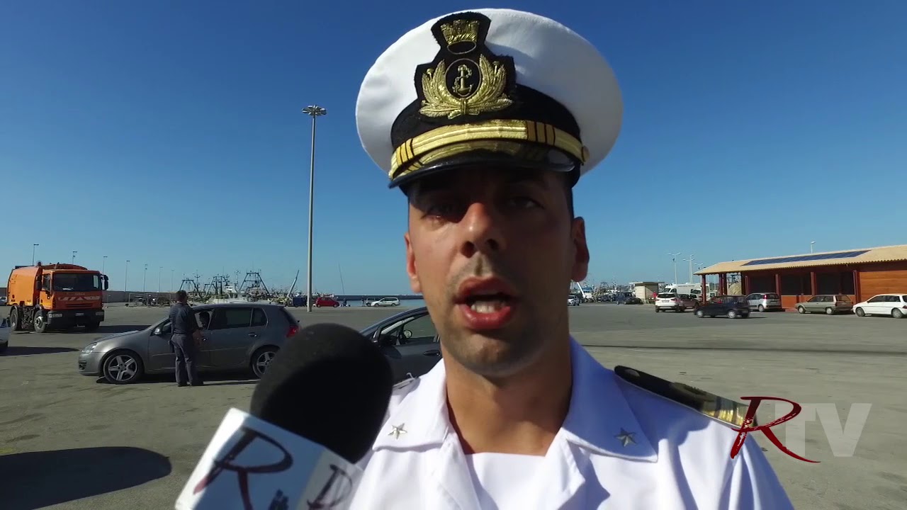 Il Circomare e i volontari ripuliscono il porto di Sciacca, via all'operazione "Reset"