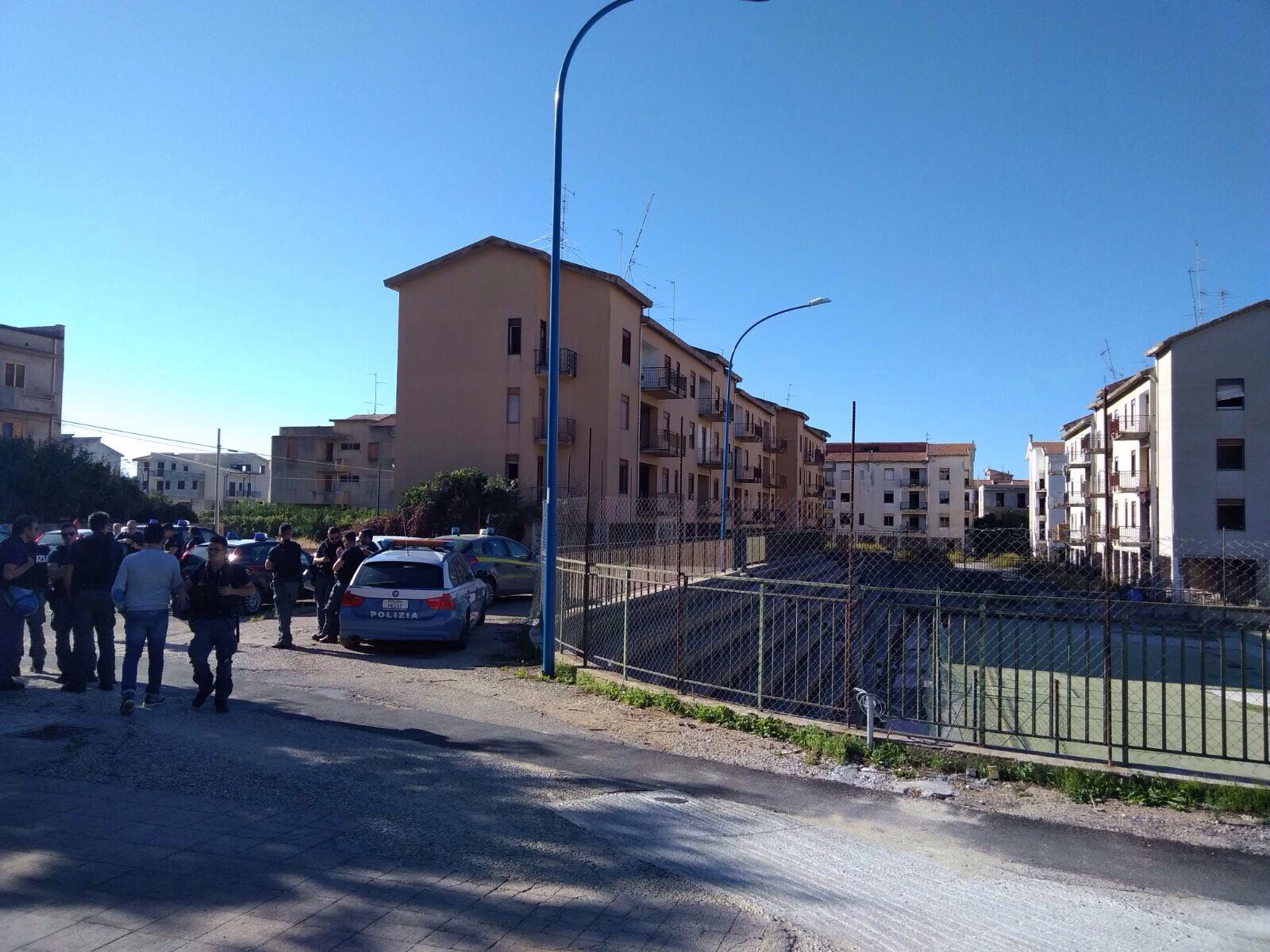 Blitz delle forze dell'ordine alle case popolari di via Fani, undici extracomunitari occupavano gli alloggi