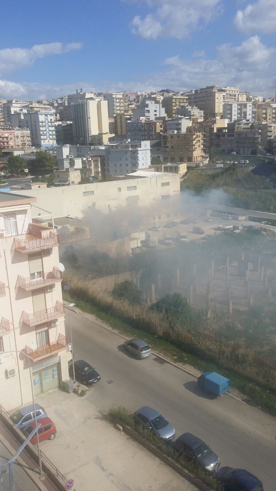 Incendio in un canneto nei pressi della via Aligheri, situazione sotto controllo