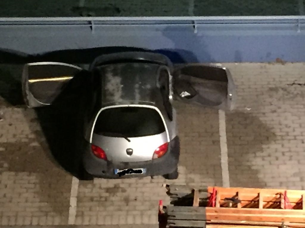 Lo "scherzetto" di Halloween finisce con l'auto in fiamme