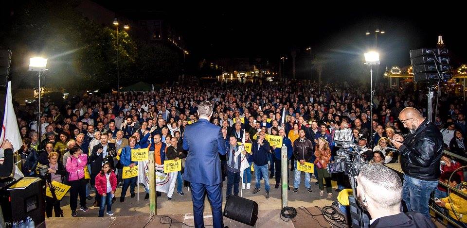 Cancelleri in piazza con i candidati Cinque Stelle, Di Maio in diretta con La7 non comizia
