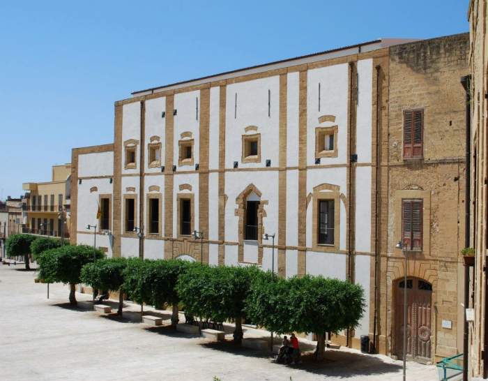 Piccolo incendio al Castello Bellumvider di Palazzo Pignatelli, immobile sequestrato a Becchina