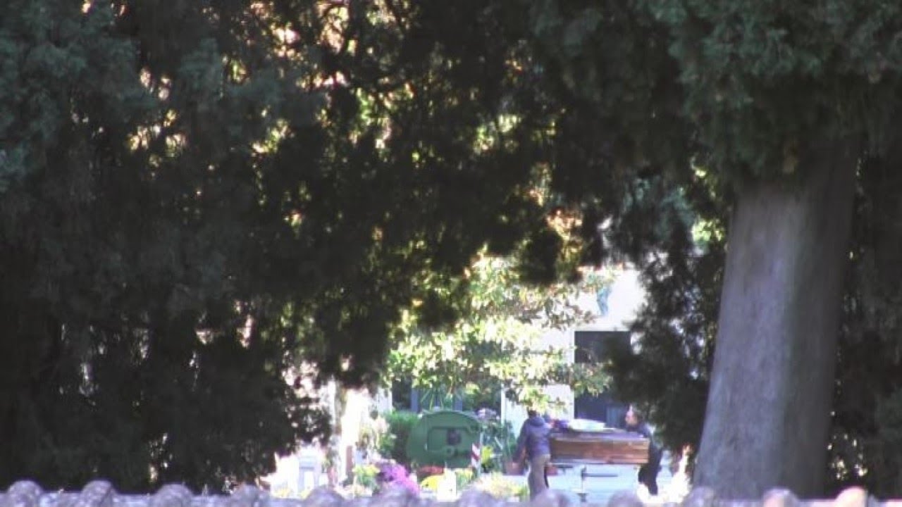 Cimitero di Corleone assediato di giornalisti per la tumulazione di Riina