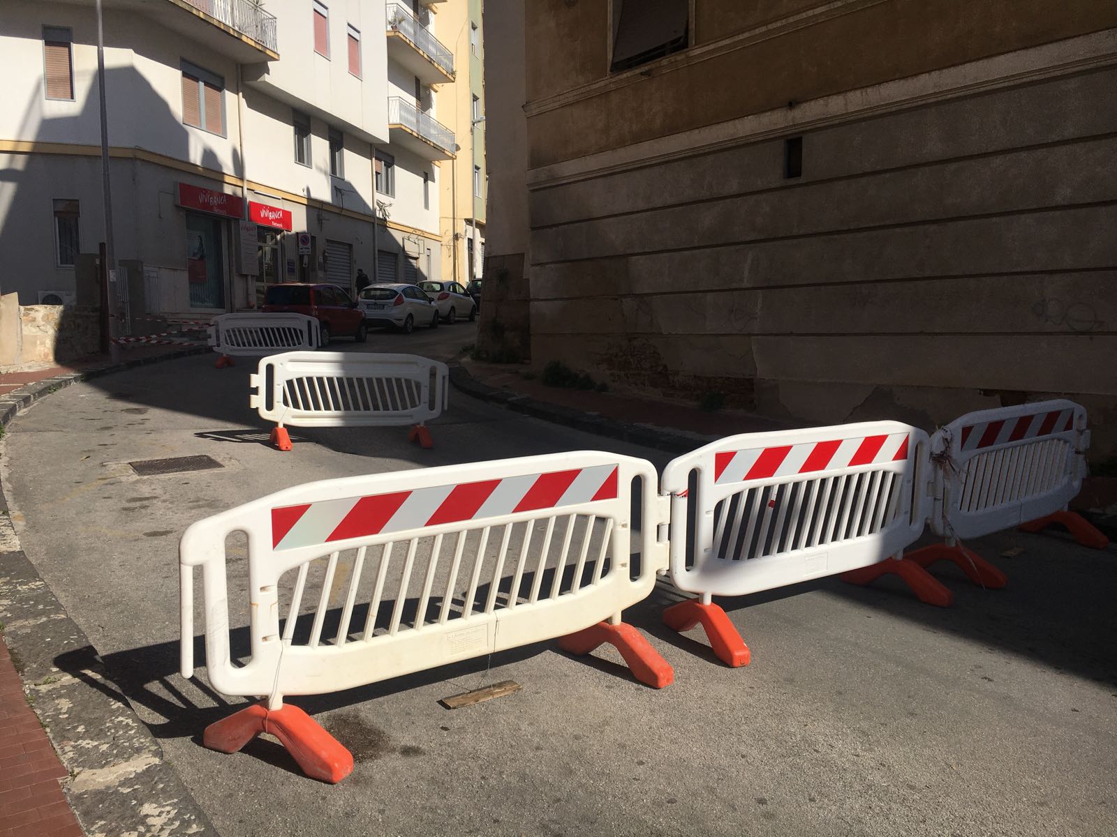 Interrotta al traffico via Friscia Maglienti, pericolo di cedimento del manto stradale