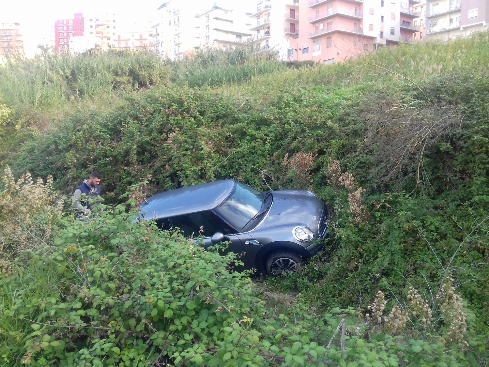 Vettura fuori strada, paura per un automobilista la notte scorsa a Sciacca. Per fortuna è rimasto illeso
