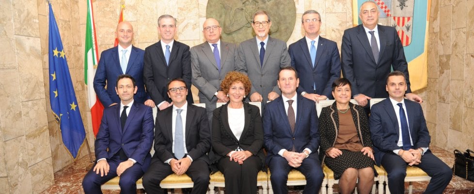 Nasce il Governo Musumeci: ma nella prima foto di gruppo manca Vittorio Sgarbi