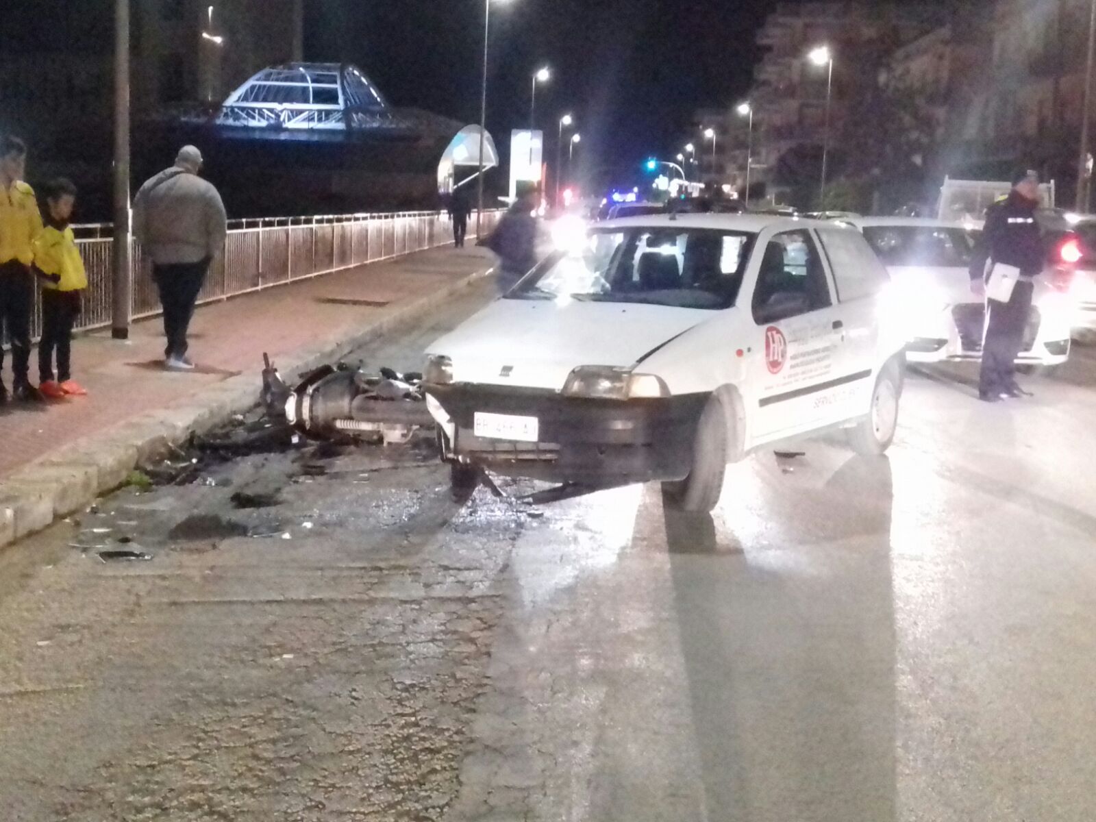 Incidente in viale Sciascia alla Perriera, auto contro scooter. Ragazzo al Pronto Soccorso