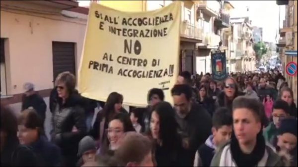 Corteo per la chiusura del centro di accoglienza di Siculiana, il sindaco "La nostra comunita' ha gia' dato"