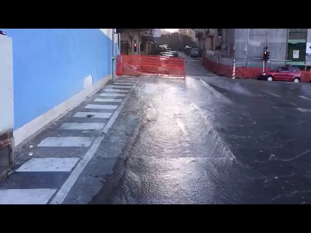 Ponte della Perriera come un fiume per una perdita idrica, caos in via Licata e Cutrone a secco