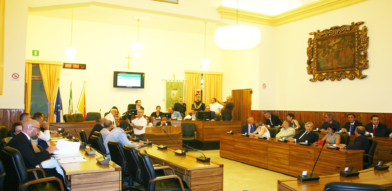 Mizzica e M5S d'accordo: "Rinunciamo al gettone da consiglieri per portare le telecamere in aula lunedi'"