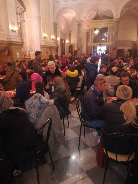 Seicento persone a tavola per il pranzo della comunita' di Sant' Egidio