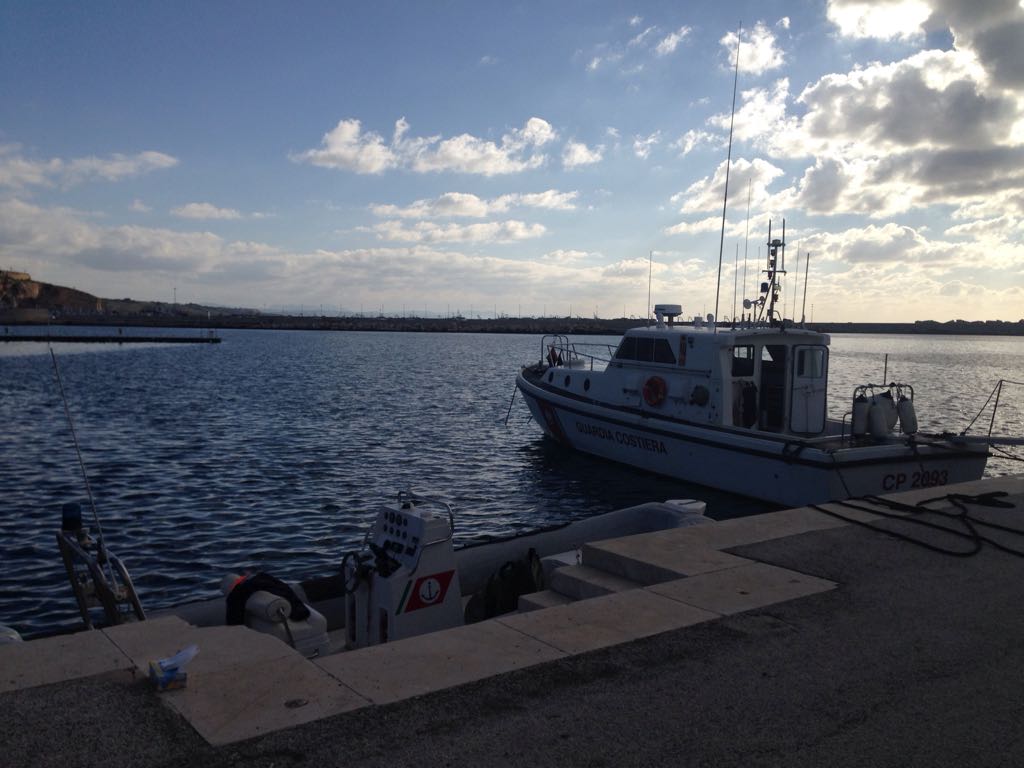 Ritrovato cadavere in mare al porto di Sciacca, indagini in corso