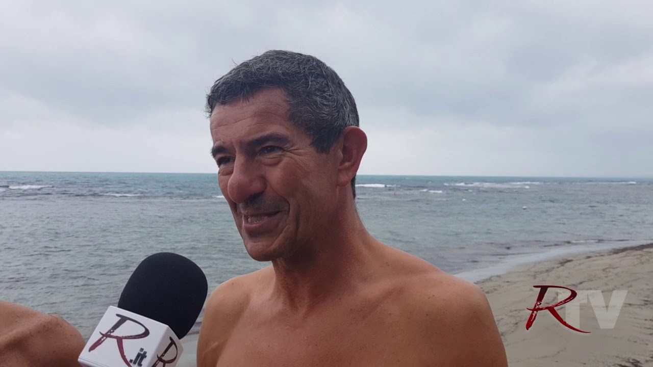 Bruno Neri rispetta la tradizione del bagno a Capodanno a Maragani