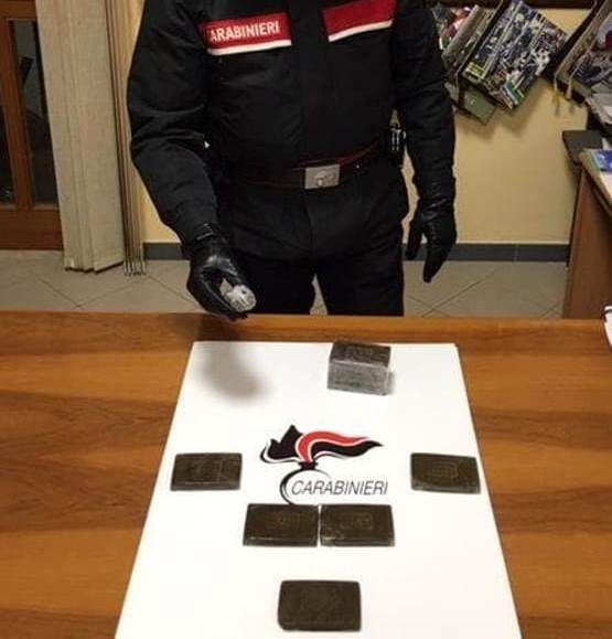 Con l'auto in panne, carabinieri prestano soccorso, ma trovano un chilo di droga a bordo