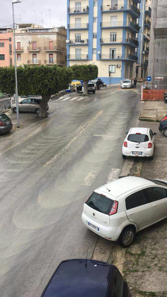 Ennesima perdita idrica in via Modigliani, la strada come il letto di un fiume