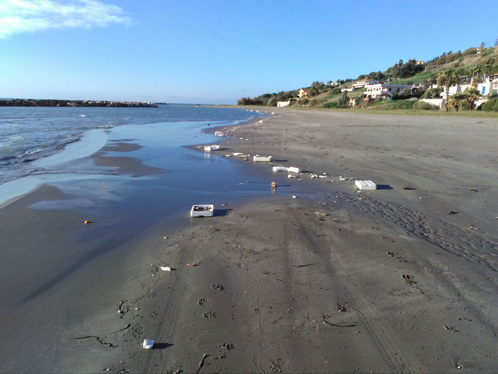 Polistirolo nuovamente in mare sul litorale saccense, imbrattata la spiaggia della Foggia