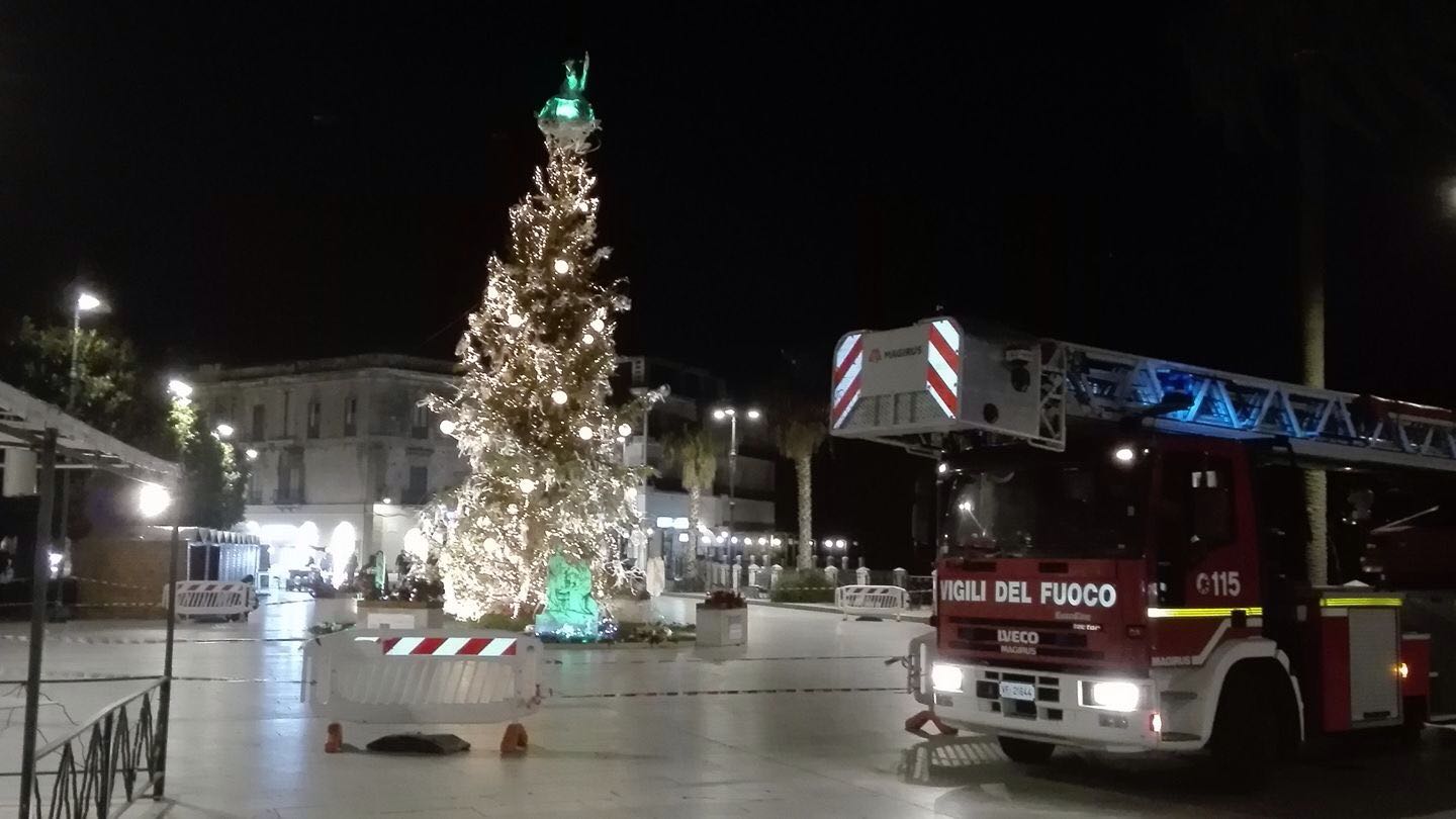 Vento su Sciacca, si inclina il grande albero di Natale di piazza Scandaliato. Intervento dei vigili per metterlo in sicurezza