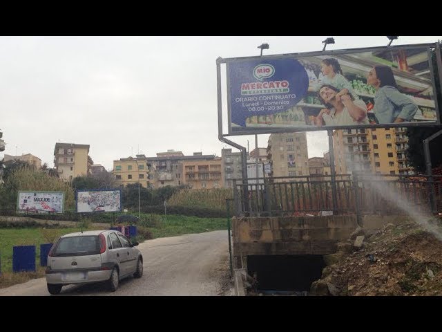 In via Verona, a Sciacca, perdita idrica con "lavaggio auto"