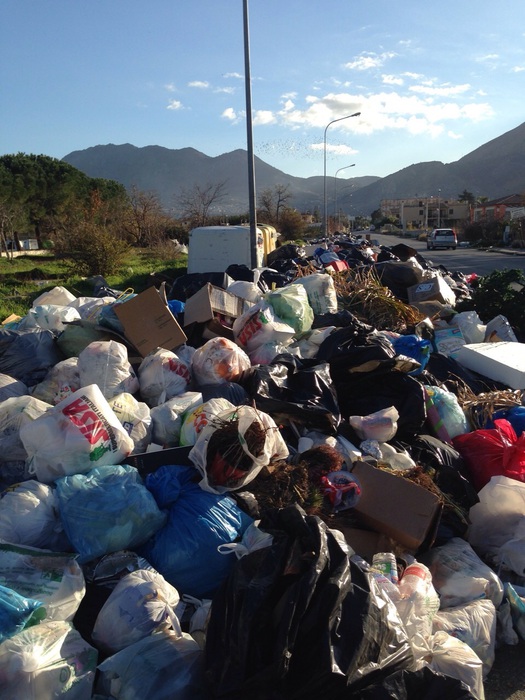 Rifiuti. Bellolampo scoppia, caos nel Trapanese e nel Palermitano, spazzatura dirottata a Catania