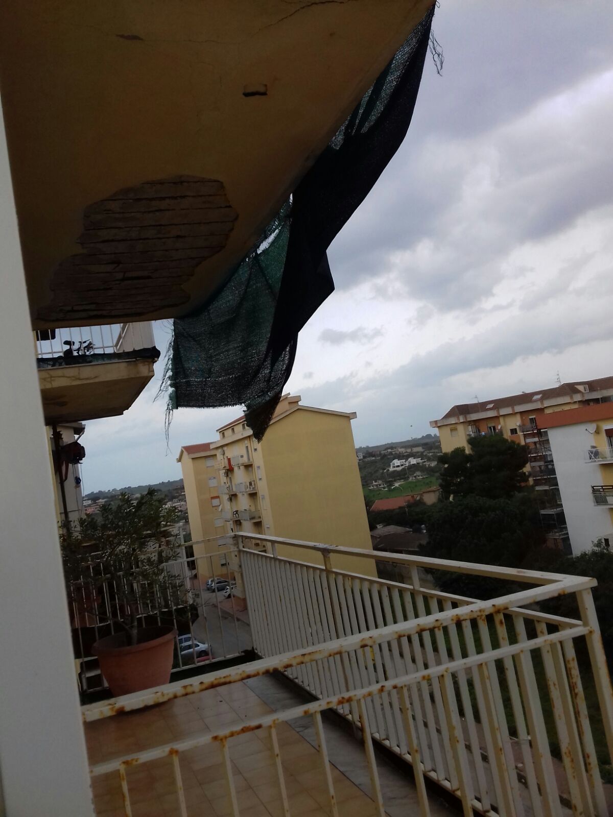 Balcone di alloggio popolare pericolante in via delle Azalee, vani fin qui i solleciti ad intervenire allo Iacp