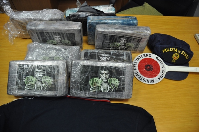 Palermo. Il volto di "Scarface" sulla droga confezionata. Squestrati 10 kg di cocaina proveniente da Napoli