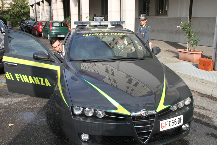 Le mani della mafia sui distributori di carburanti: 9 arresti a Palermo