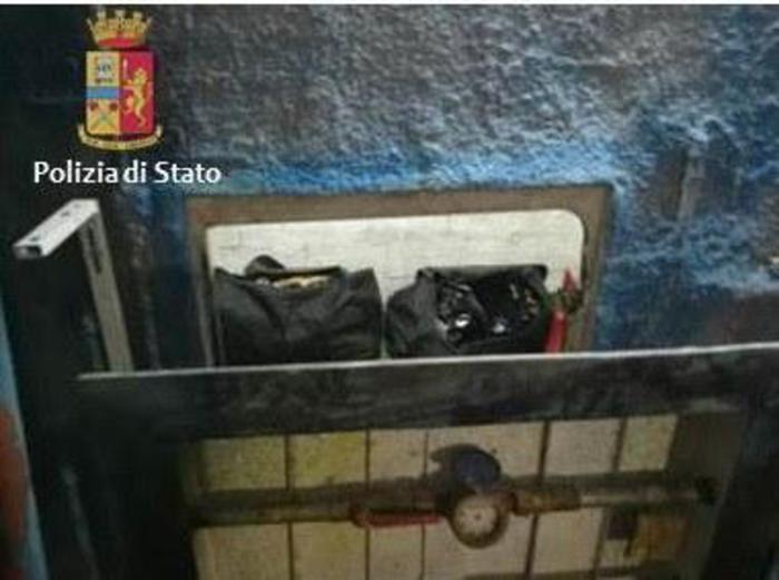 Catania. La Polizia scopre 140 kg di marijuana nascosti nelle fondamenta di una scuola
