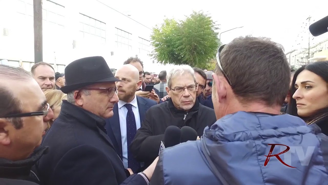 Protesta degli stagionali durante il corteo presidenziale a Partanna, consegnata lettera a Mattarella e incontro col ministro De Vincenti