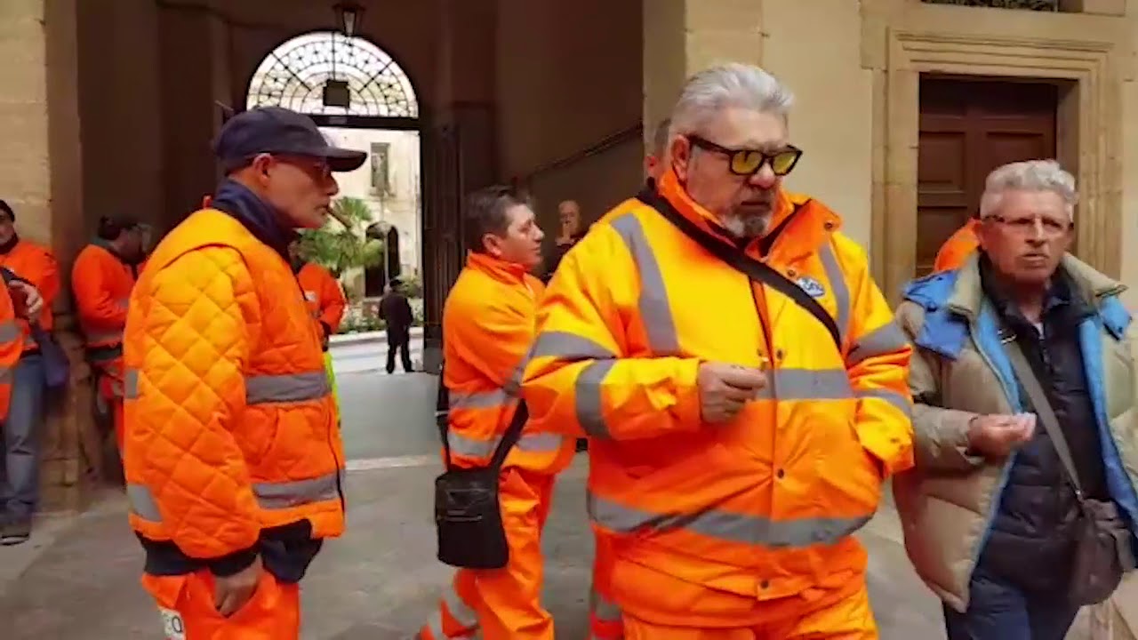 Netturbini a Palazzo di città a chiedere lo stipendio, l'assessore Mandracchia: "Non sono nostri dipendenti"