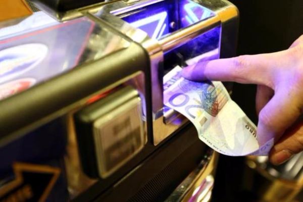 Chiude lo zio ottantenne in auto per giocargli parte della pensione al videopoker, denunciato un catanese
